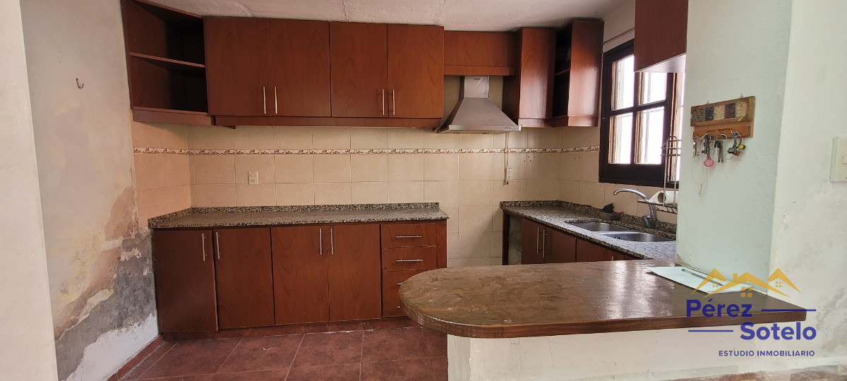 Casa ID.11 - Amplia Casa 4 Dormitorios Con Garage Y Barbacoa En Tres Cruces