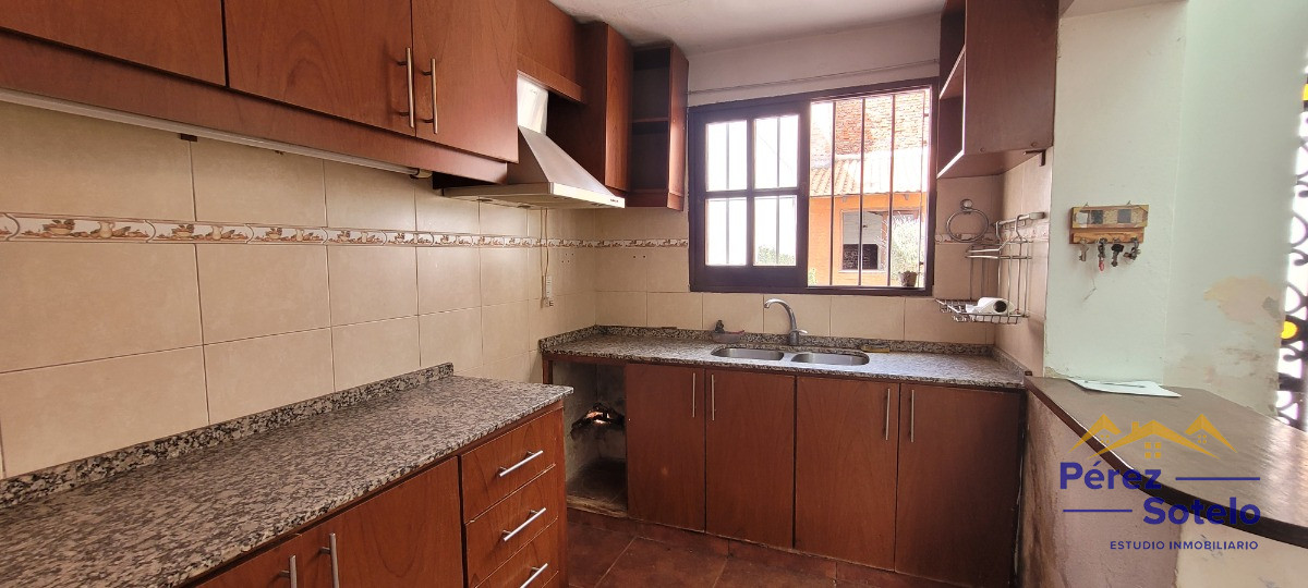 Casa ID.11 - Amplia Casa 4 Dormitorios Con Garage Y Barbacoa En Tres Cruces
