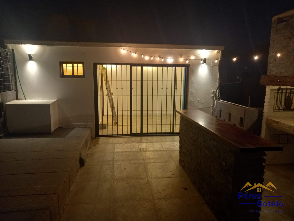 Casa ID.775 - Casa De Altos En Venta Tres Cruces 2 Dormitorios  Y Medio.