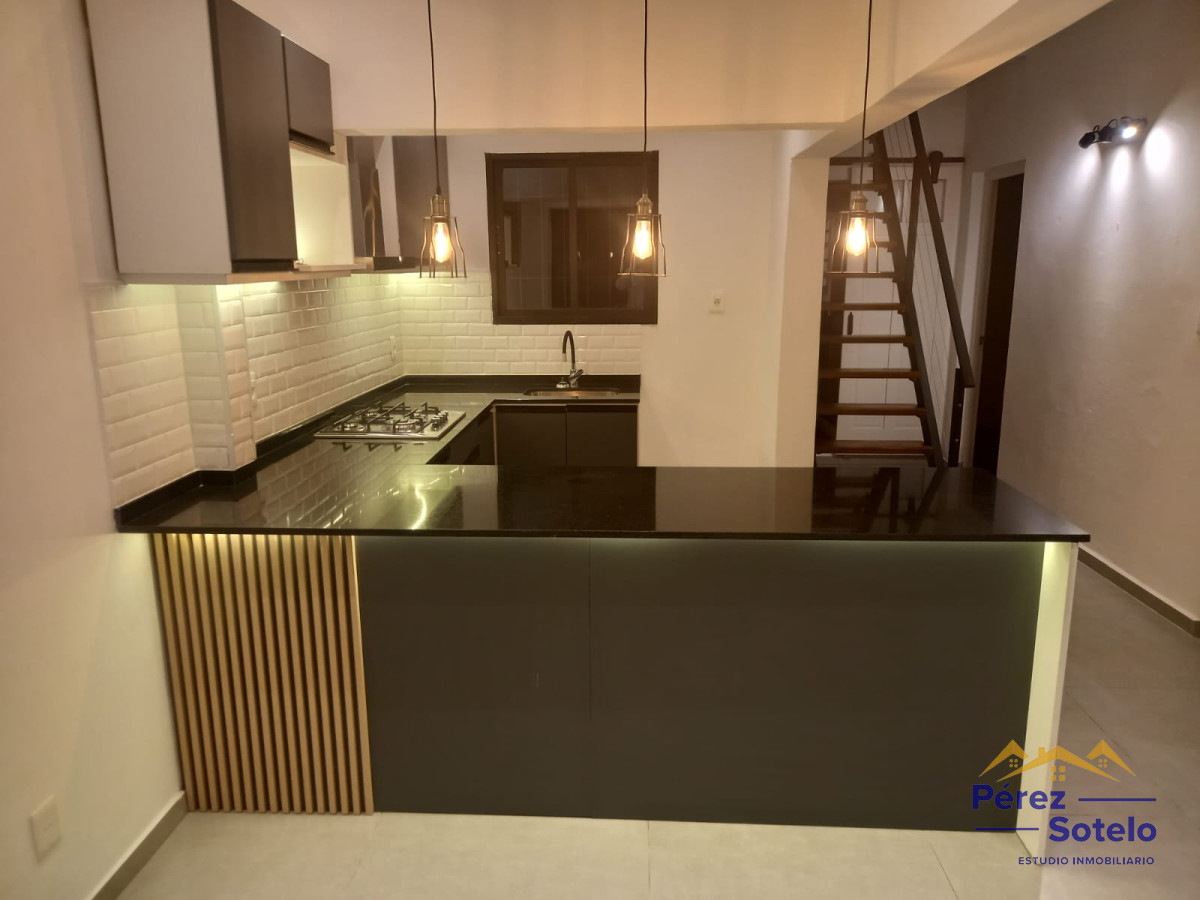 Casa ID.775 - Casa De Altos En Venta Tres Cruces 2 Dormitorios  Y Medio.