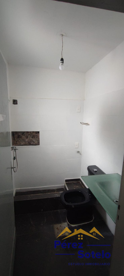 Casa ID.701 - Se vende 6 Apartamentos + Local