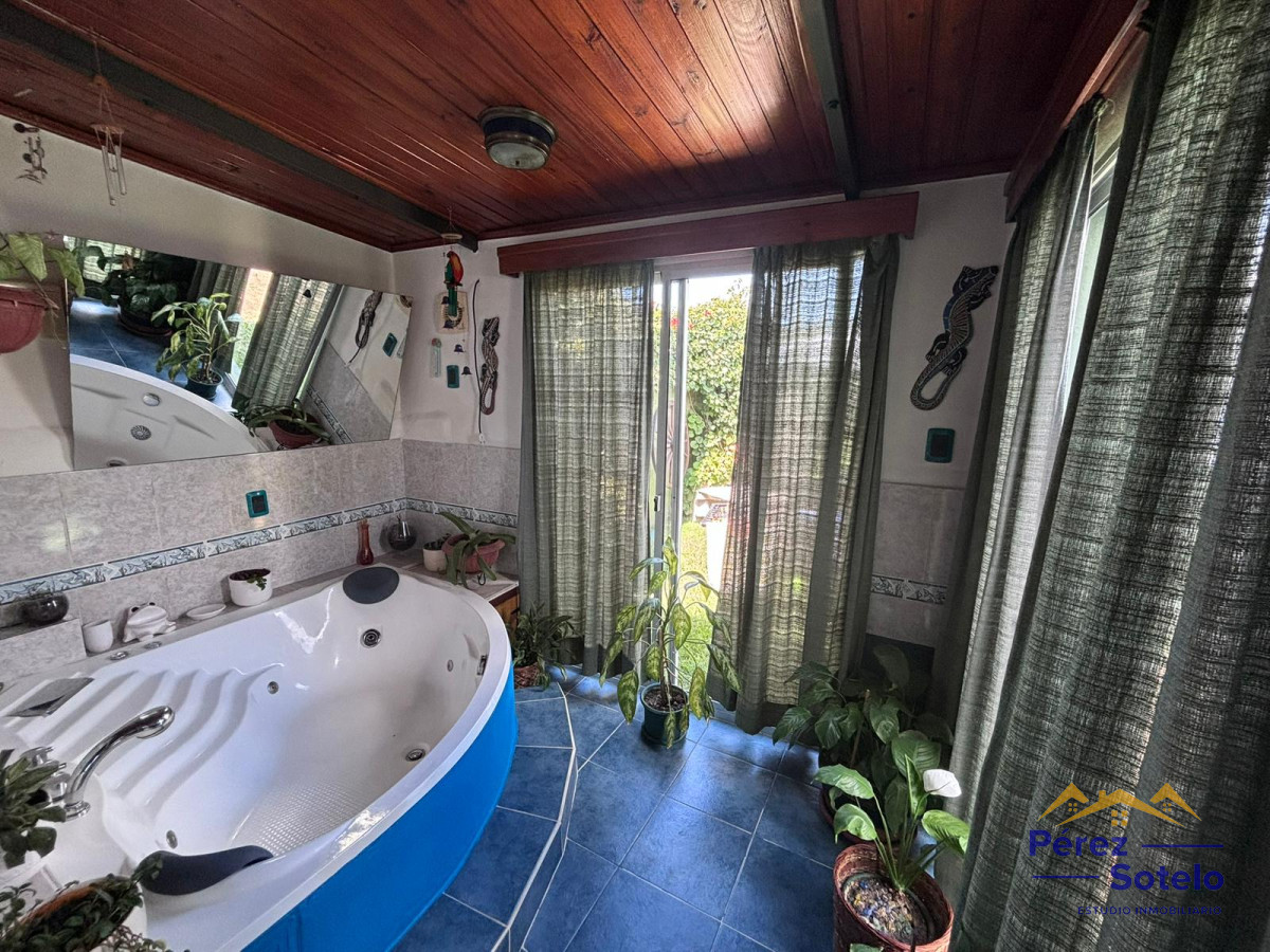 Casa ID.713 - Casa en VENTA, con piscina climatizada + apartamento al fondo 