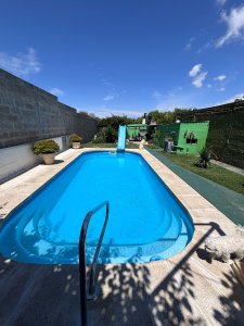 Casa en VENTA, con piscina climatizada + apartamento al fondo 