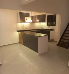Casa De Altos En Venta Tres Cruces 2 Dormitorios  Y Medio.