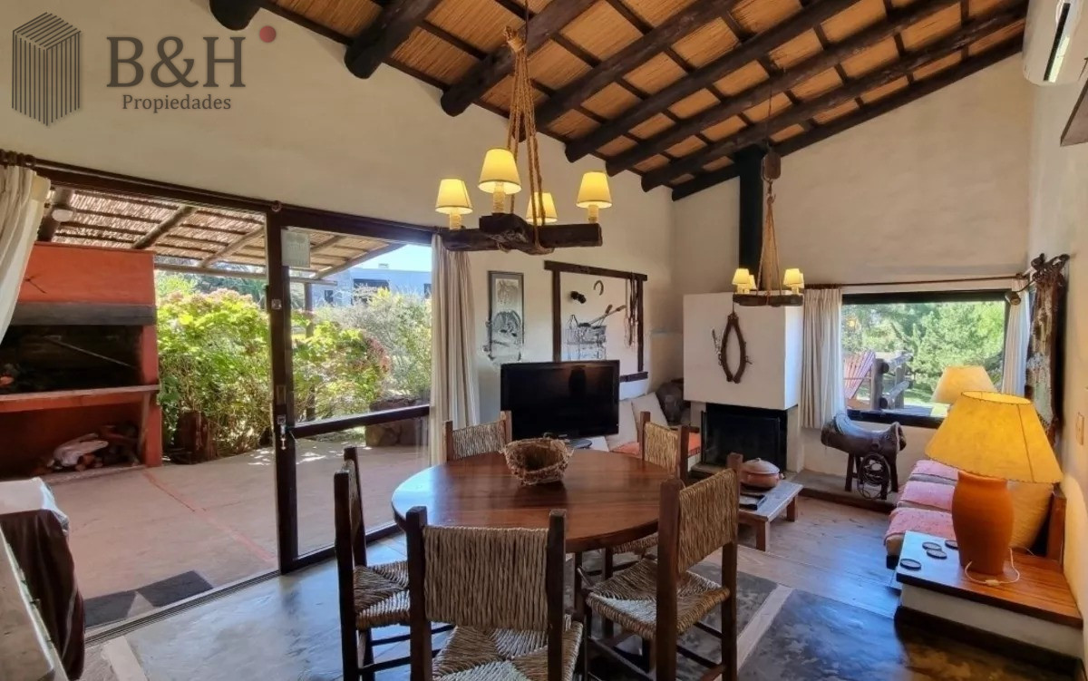 Casa ID.3887 - vende un atractivo Complejo integrado por 3 viviendas independientes