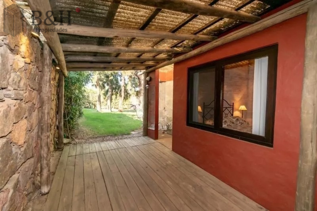 Casa ID.3887 - vende un atractivo Complejo integrado por 3 viviendas independientes