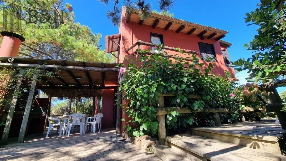 Casa ID.3887 - vende un atractivo Complejo integrado por 3 viviendas independientes