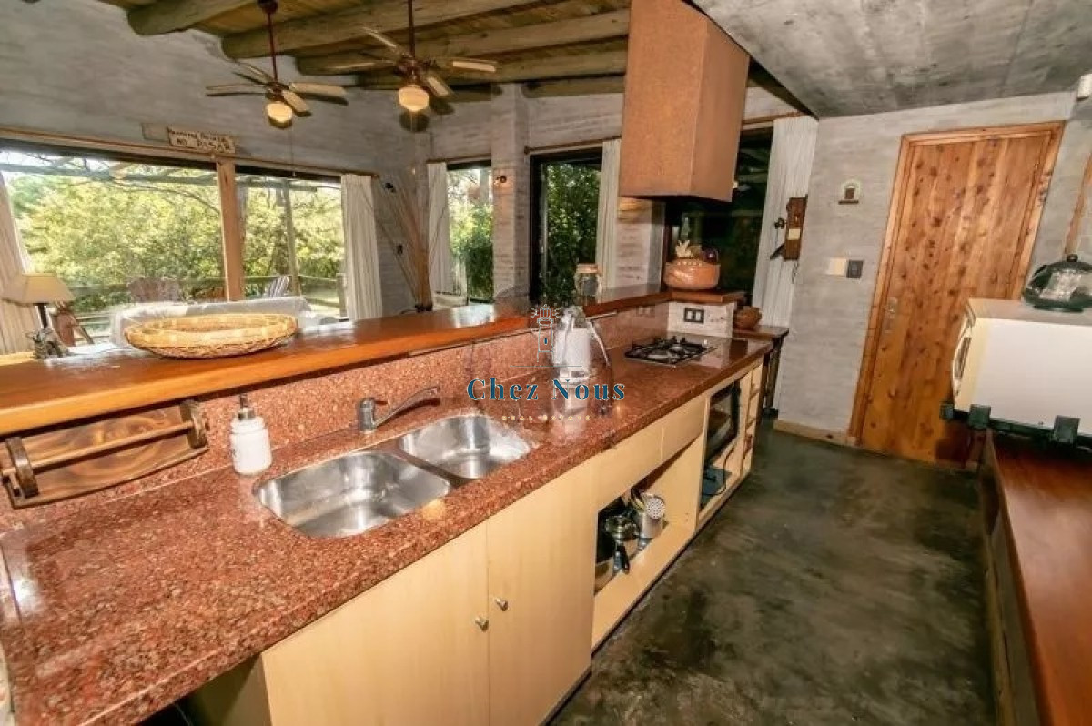 Casa ID.410 - vende un atractivo Complejo integrado por 3 viviendas independientes