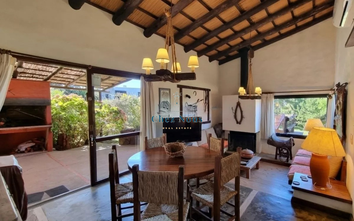 Casa ID.410 - vende un atractivo Complejo integrado por 3 viviendas independientes