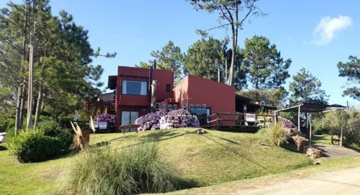 Casa ID.410 - vende un atractivo Complejo integrado por 3 viviendas independientes