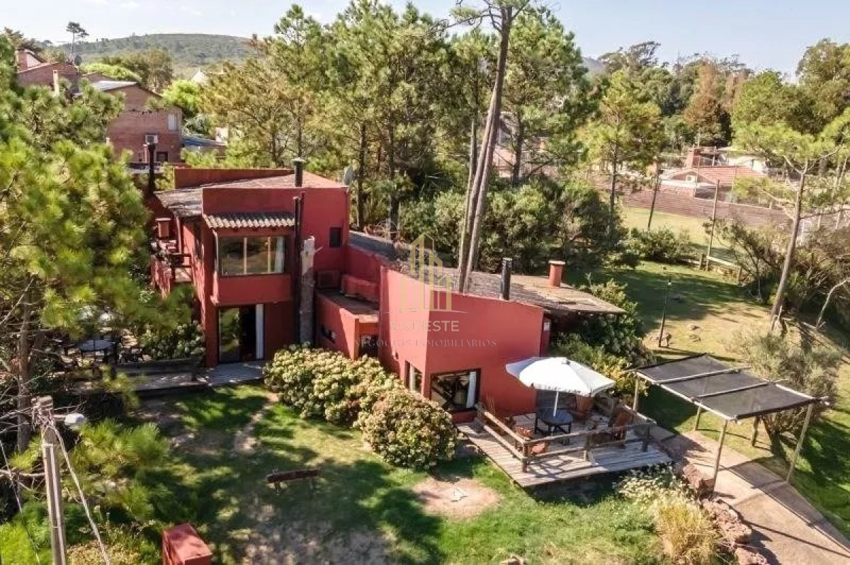 Casa ID.53 - Venta de Complejo integrado por 3 viviendas independientes