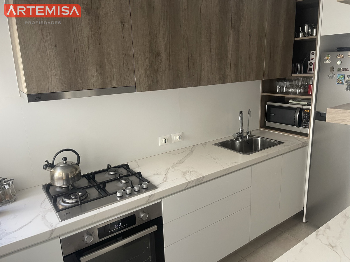 Apartamento ID.746 - Muy Iluminado y remodelado Apto 3 dorm. balcón y amplia terraza.