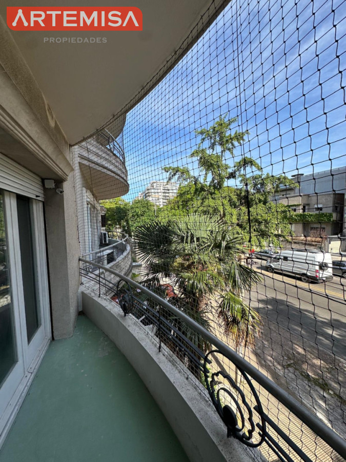 Apartamento ID.868 - Amplio apartamento de excelente construcción totalmente actualizado 3 dormitorios 