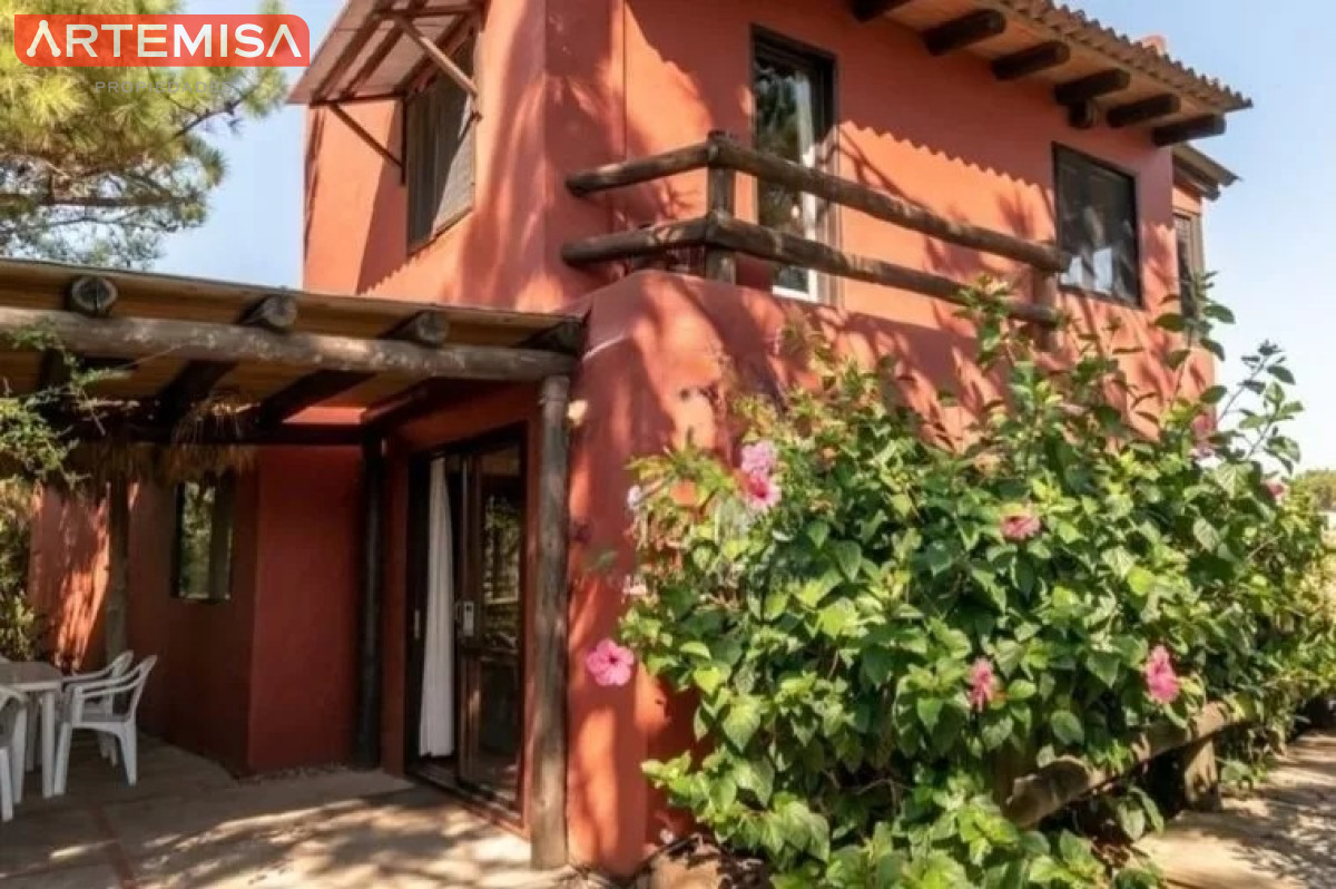 Casa ID.439 - vende un atractivo Complejo integrado por 3 viviendas independientes