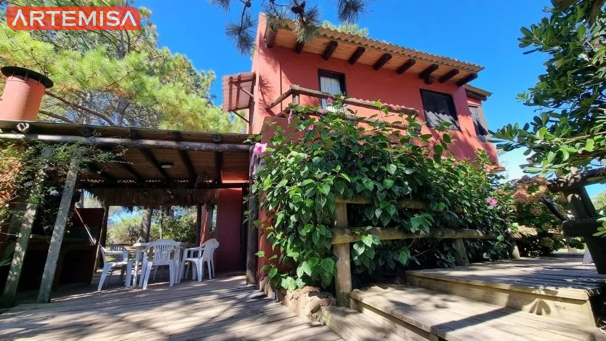 Casa ID.439 - vende un atractivo Complejo integrado por 3 viviendas independientes