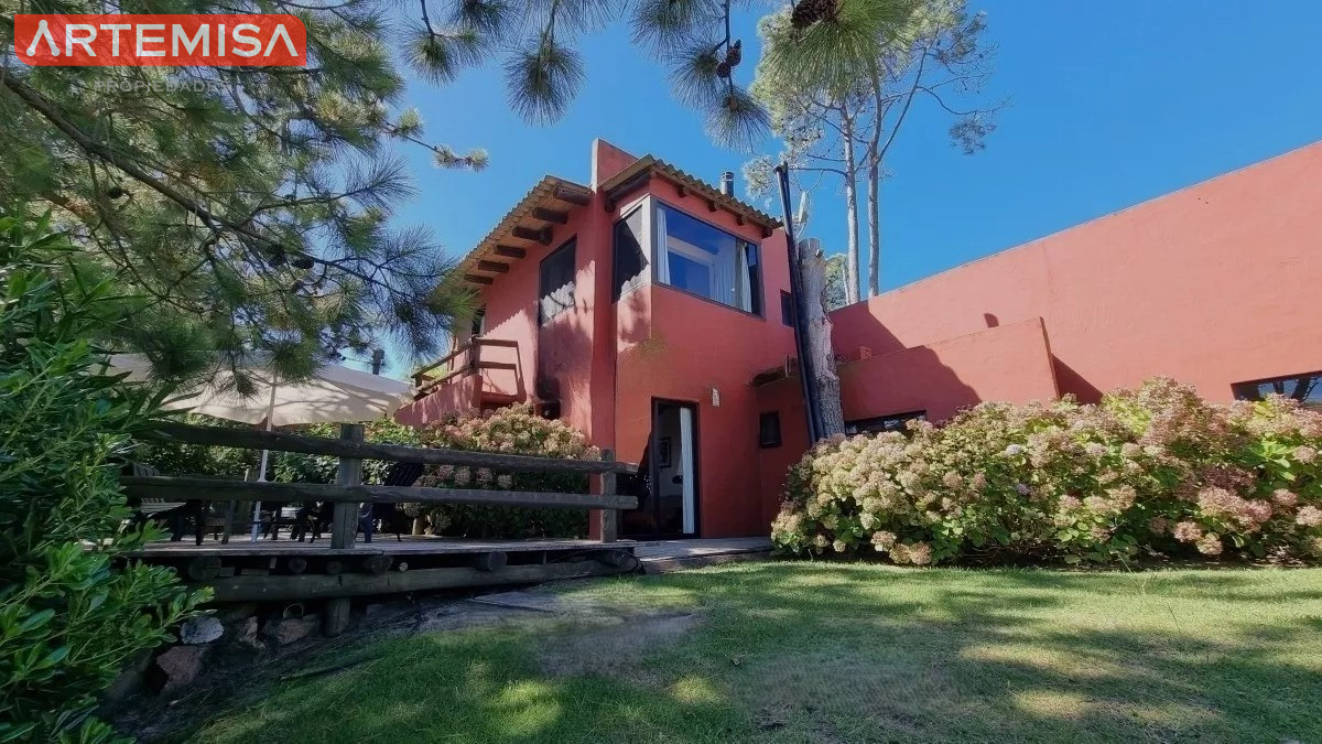 Casa ID.439 - vende un atractivo Complejo integrado por 3 viviendas independientes