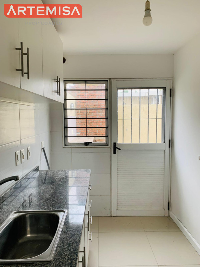 Casa ID.958 - Se alquila hermosa casa 2 dormitorios, estufa a leña, parillero y lugar para el auto