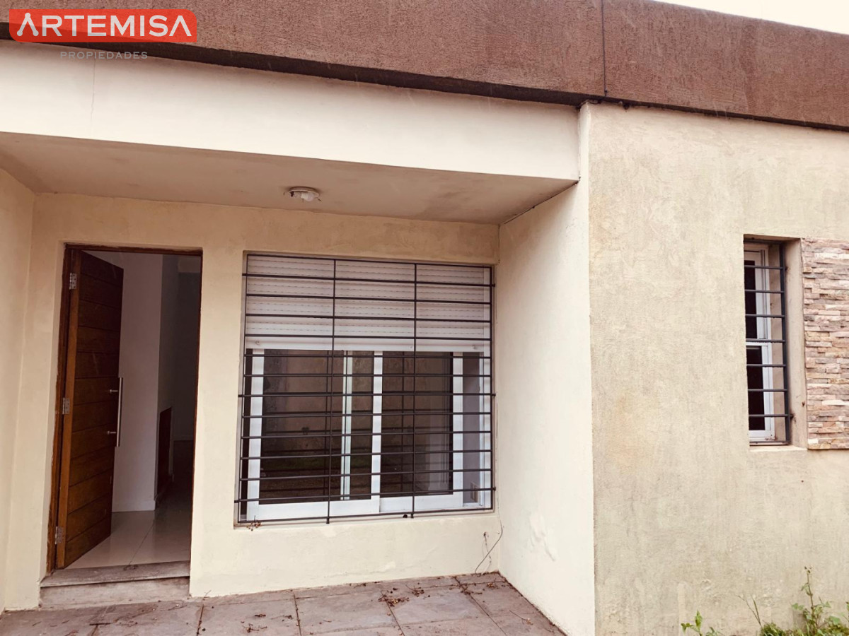 Casa ID.958 - Se alquila hermosa casa 2 dormitorios, estufa a leña, parillero y lugar para el auto