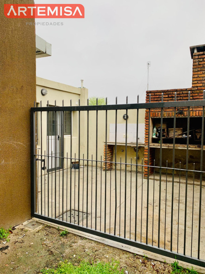 Casa ID.958 - Se alquila hermosa casa 2 dormitorios, estufa a leña, parillero y lugar para el auto