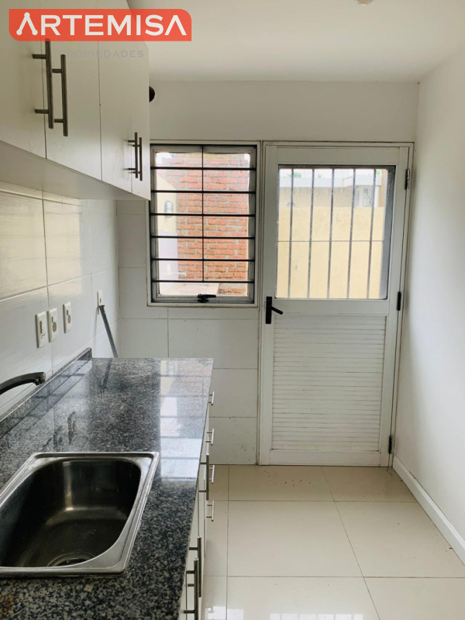 Casa ID.958 - Se alquila hermosa casa 2 dormitorios, estufa a leña, parillero y lugar para el auto