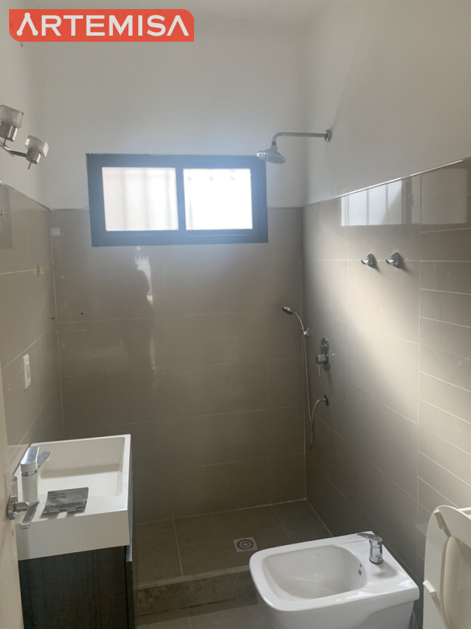 Casa ID.958 - Se alquila hermosa casa 2 dormitorios, estufa a leña, parillero y lugar para el auto