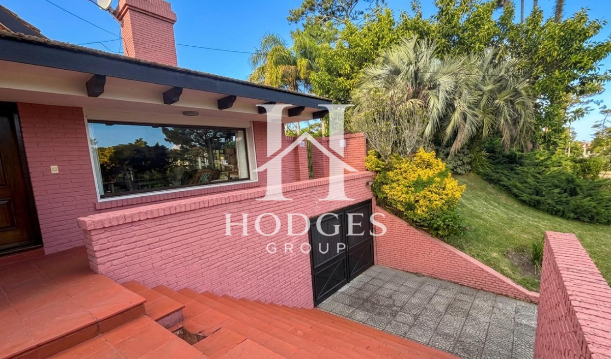 Casa ID.279 - Venta de Chalet de Categoría en San Rafael: Living en Doble Altura, Piscina y Gran Barbacoa