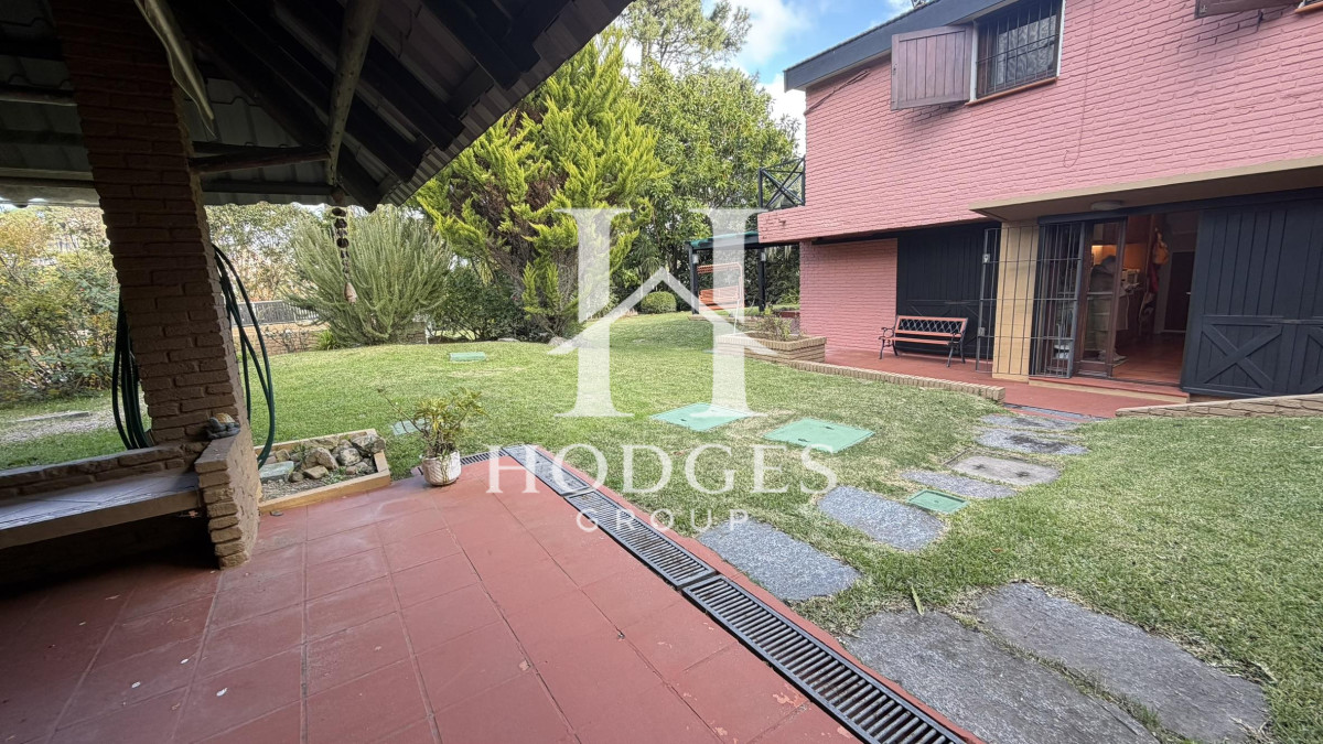 Casa ID.279 - Venta de Chalet de Categoría en San Rafael: Living en Doble Altura, Piscina y Gran Barbacoa