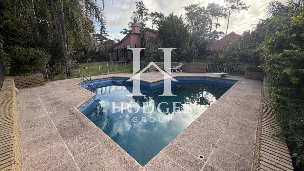 Casa ID.279 - Venta de Chalet de Categoría en San Rafael: Living en Doble Altura, Piscina y Gran Barbacoa