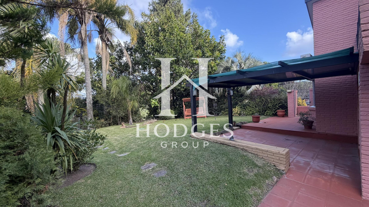 Casa ID.279 - Venta de Chalet de Categoría en San Rafael: Living en Doble Altura, Piscina y Gran Barbacoa