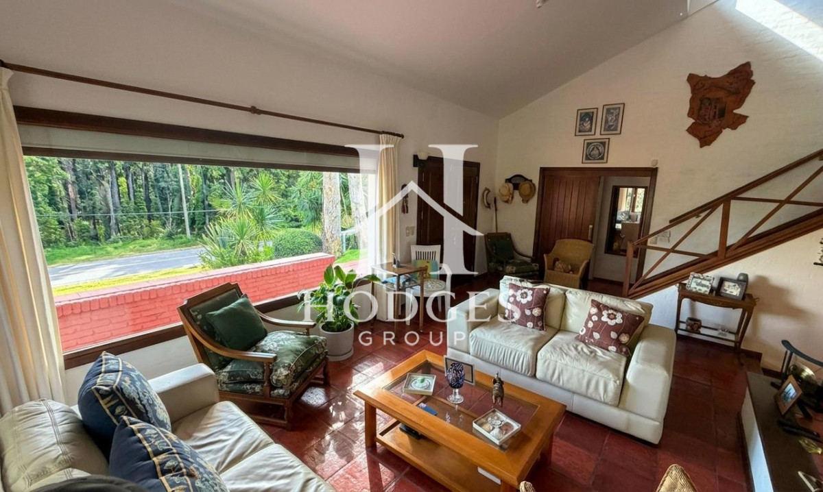 Casa ID.279 - Venta de Chalet de Categoría en San Rafael: Living en Doble Altura, Piscina y Gran Barbacoa