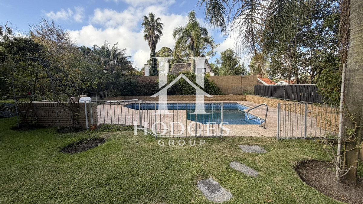 Casa ID.279 - Venta de Chalet de Categoría en San Rafael: Living en Doble Altura, Piscina y Gran Barbacoa