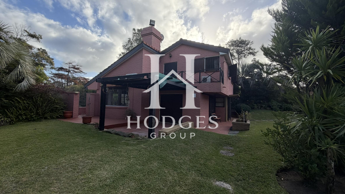 Casa ID.279 - Venta de Chalet de Categoría en San Rafael: Living en Doble Altura, Piscina y Gran Barbacoa