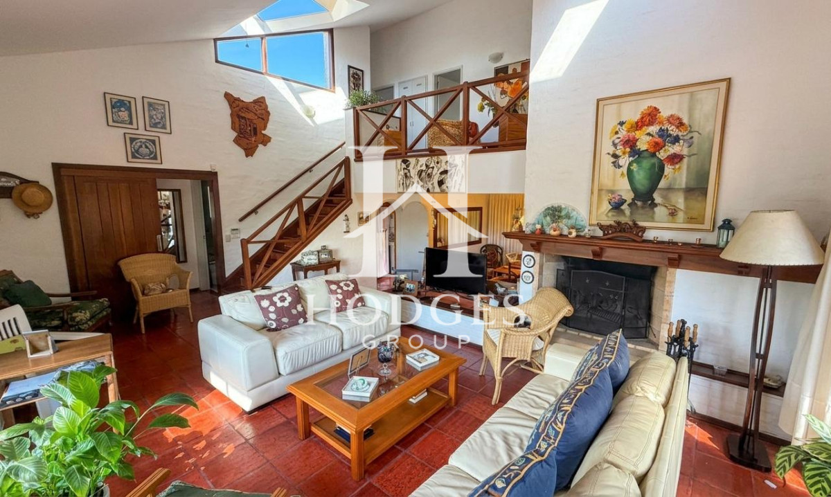 Casa ID.279 - Venta de Chalet de Categoría en San Rafael: Living en Doble Altura, Piscina y Gran Barbacoa
