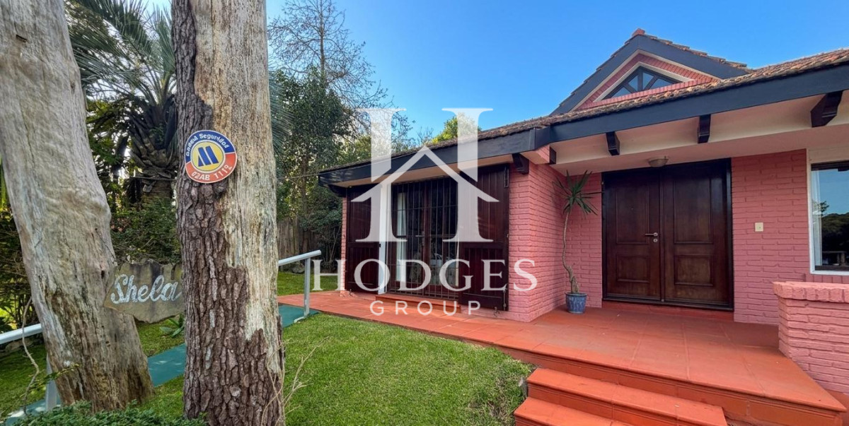 Casa ID.279 - Venta de Chalet de Categoría en San Rafael: Living en Doble Altura, Piscina y Gran Barbacoa