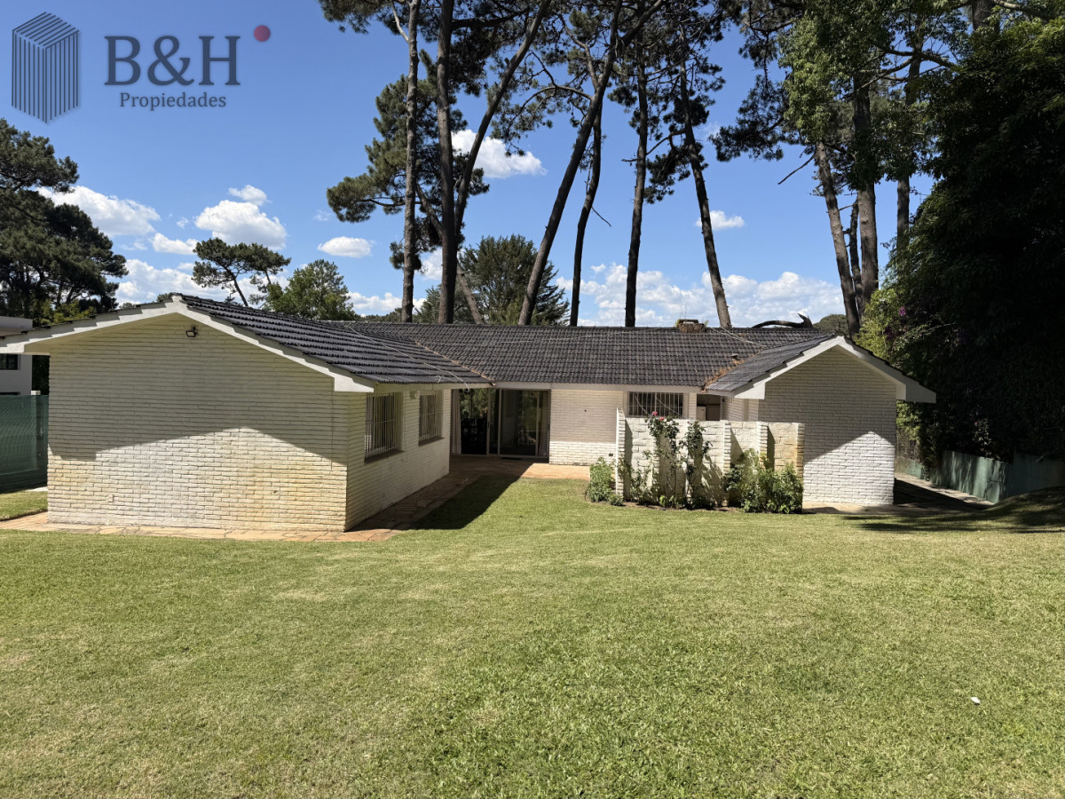 CASA EN ALQUILER DE VERANO EN ZONA CANTEGRIL - PUNTA DEL ESTE  - BYH6339C