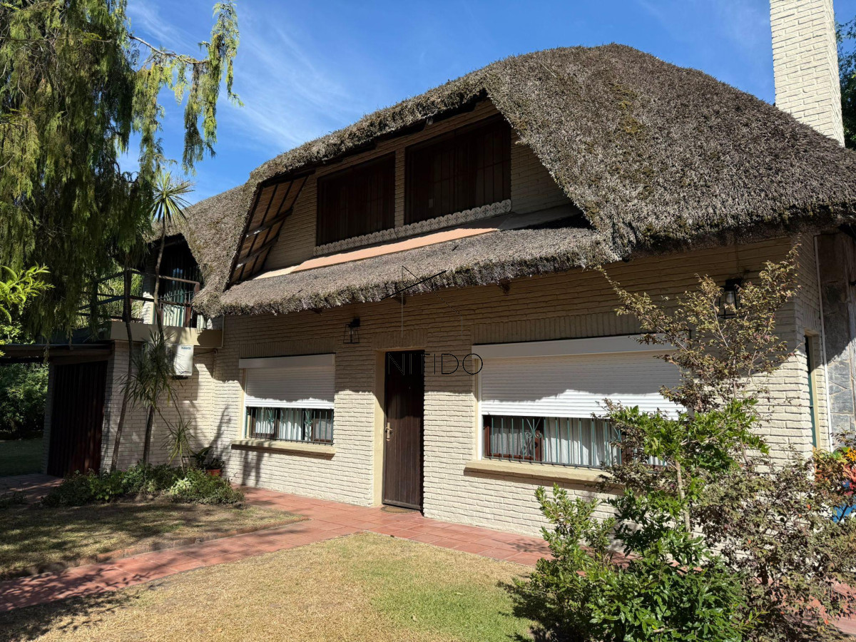 Casa ID.381 - Amplia casa de Quincho con jardin y piscina climatizada!