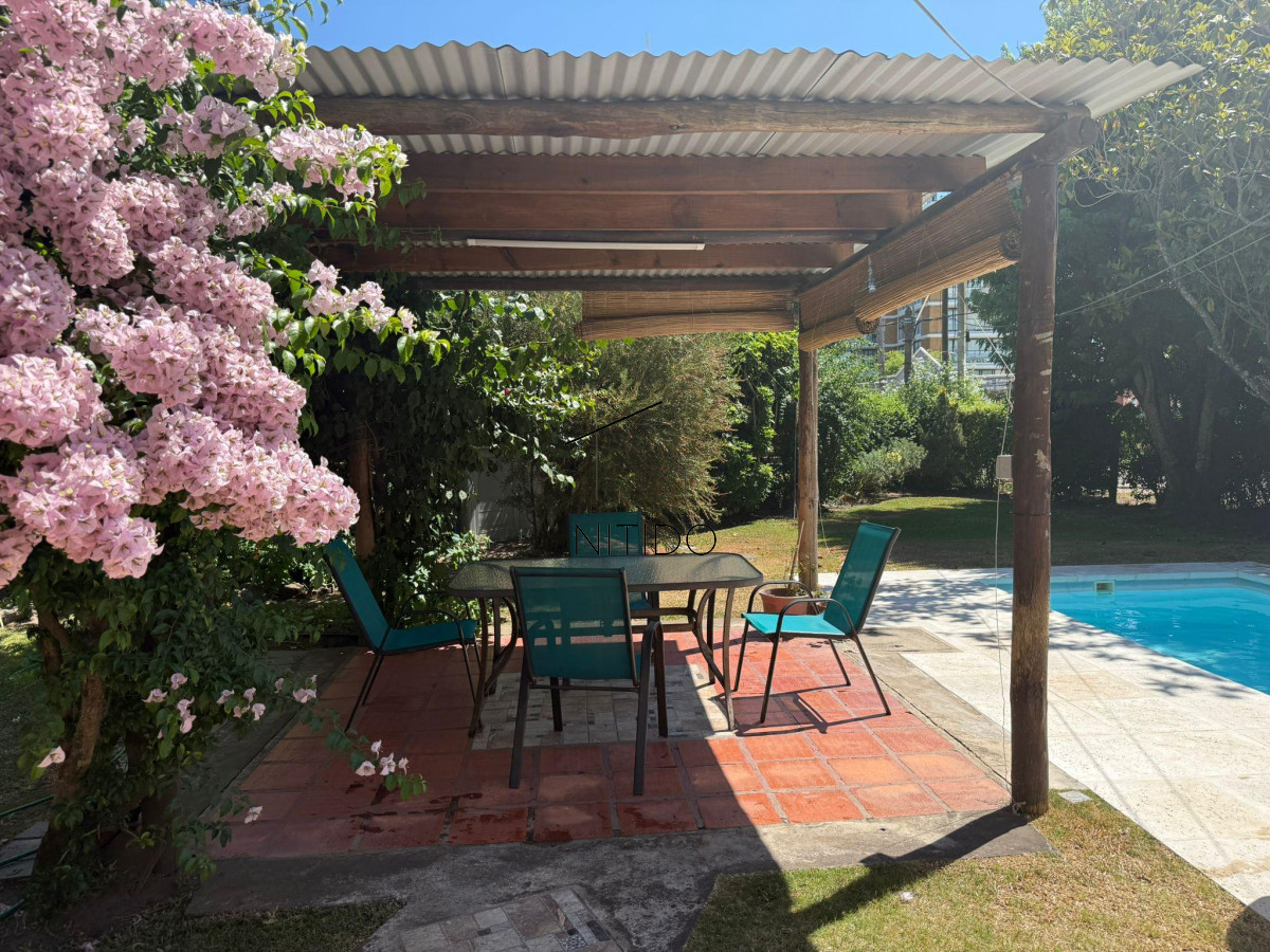 Casa ID.381 - Amplia casa de Quincho con jardin y piscina climatizada!