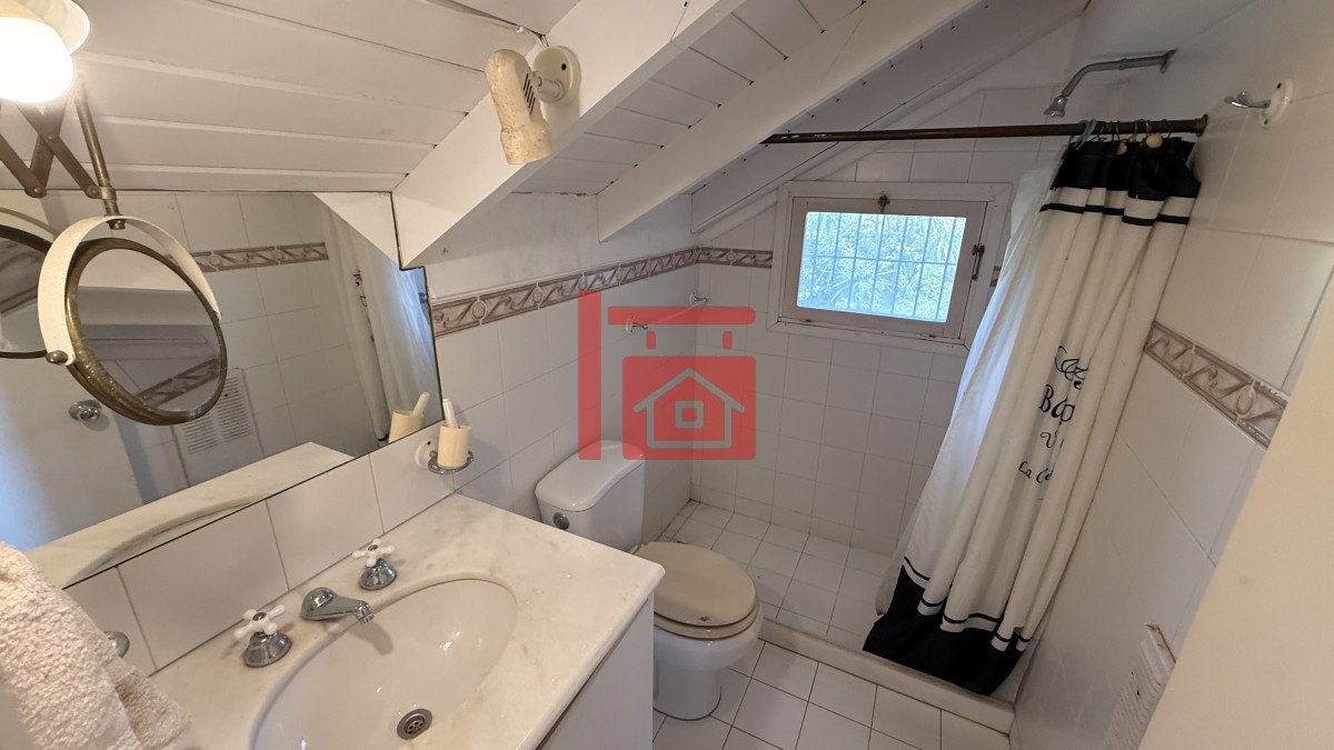 Casa ID.198 - Casa en Pinares, Punta del Este, ubicación frente al mar - Alquiler Anual 