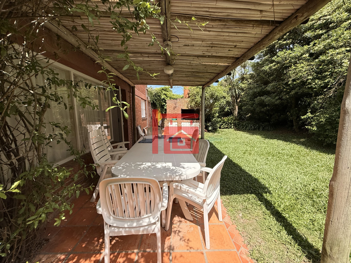 Casa ID.198 - Casa en Pinares, Punta del Este, ubicación frente al mar - Alquiler Anual 