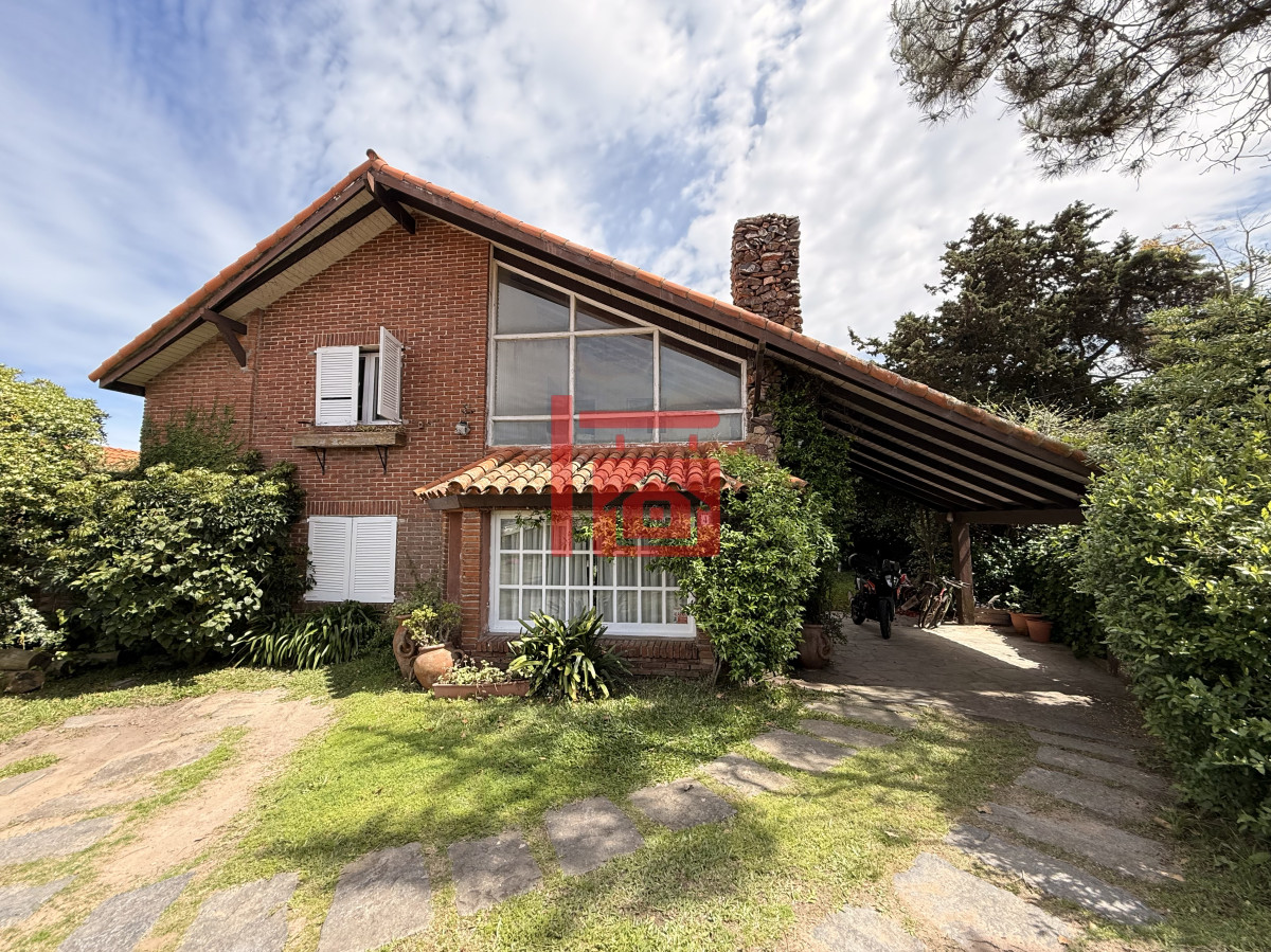 Casa ID.198 - Casa en Pinares, Punta del Este, ubicación frente al mar - Alquiler Anual 