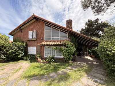 Casa en Pinares, Punta del Este, ubicación frente al mar - Alquiler Anual 