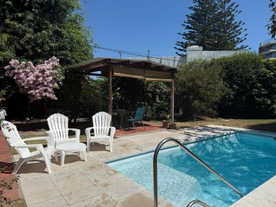 Amplia casa de Quincho con jardín y piscina climatizada!