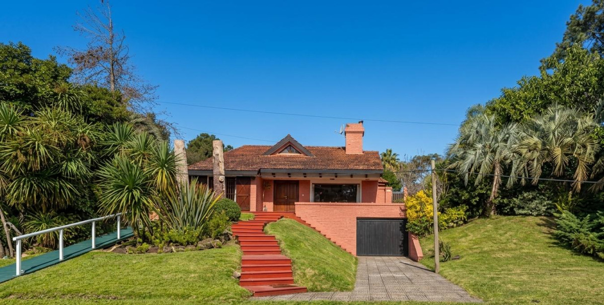 Venta de Chalet de Categoría en San Rafael: Living en Doble Altura, Piscina y Gran Barbacoa