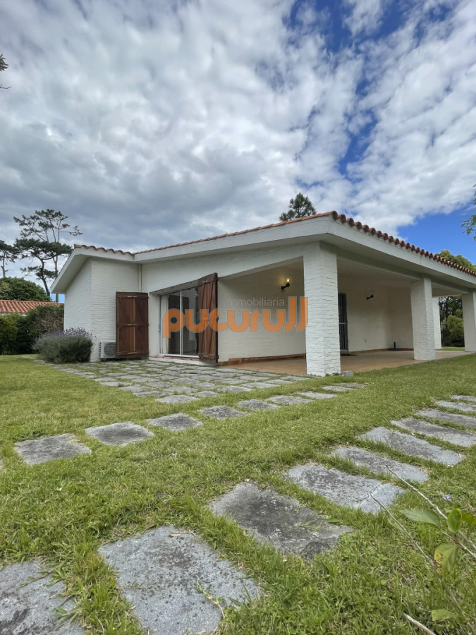 Casa ID.2755 - El privilegio de vivir en una de la ubicaciones más codiciadas y buscadas de Punta del Este. POSESIÓN  A PARTIR DE MARZO 2027.