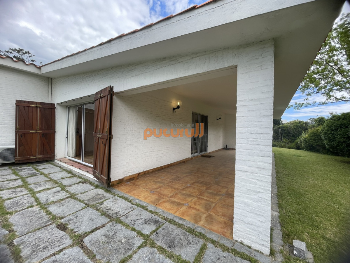 Casa ID.2755 - El privilegio de vivir en una de la ubicaciones más codiciadas y buscadas de Punta del Este. POSESIÓN  A PARTIR DE MARZO 2027.