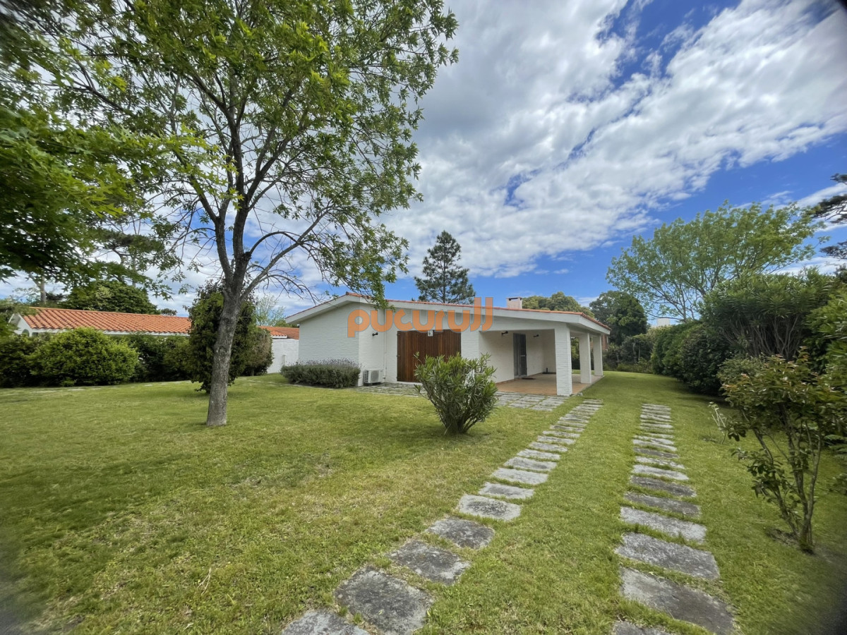 Casa ID.2755 - El privilegio de vivir en una de la ubicaciones más codiciadas y buscadas de Punta del Este. POSESIÓN  A PARTIR DE MARZO 2027.