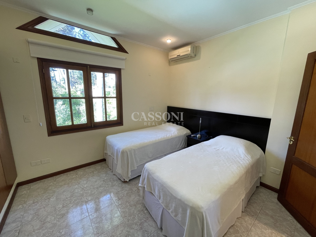 Casa ID.2757 - Mansa, selecta propiedad con gran capacidad, pileta climatizada y muy bien equipada.