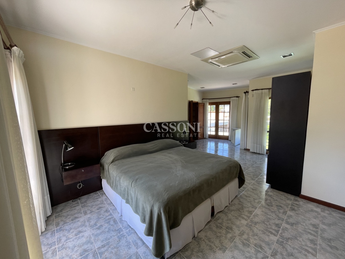 Casa ID.2757 - Mansa, selecta propiedad con gran capacidad, pileta climatizada y muy bien equipada.