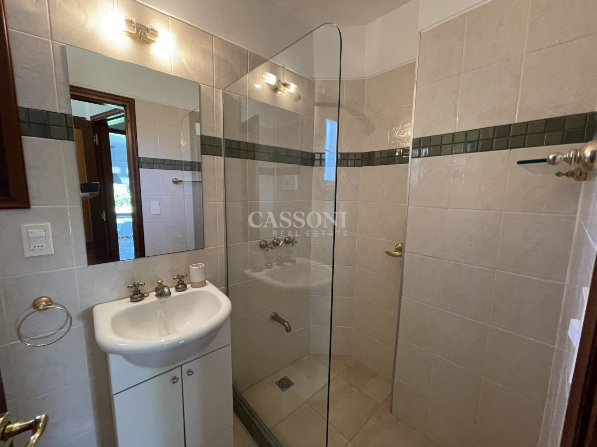 Casa ID.2757 - Mansa, selecta propiedad con gran capacidad, pileta climatizada y muy bien equipada.