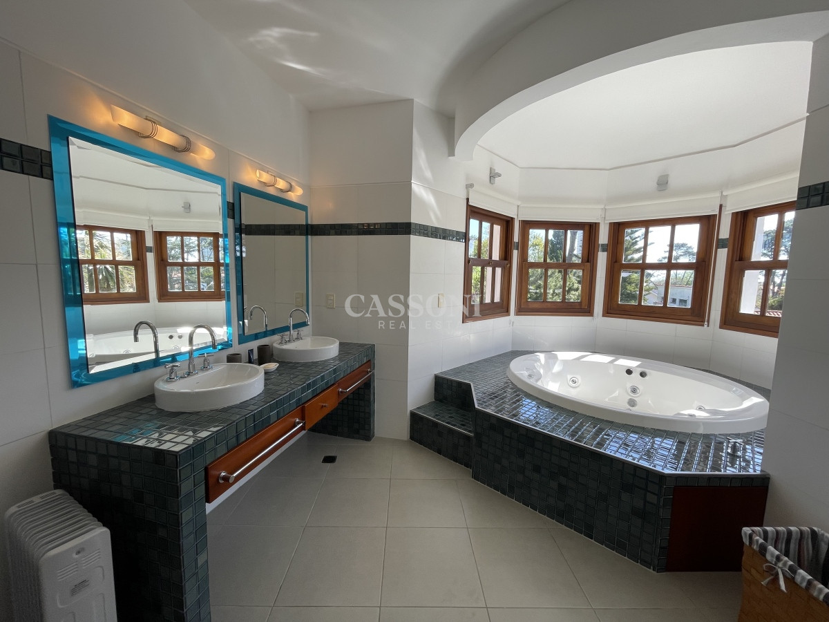 Casa ID.2757 - Mansa, selecta propiedad con gran capacidad, pileta climatizada y muy bien equipada.